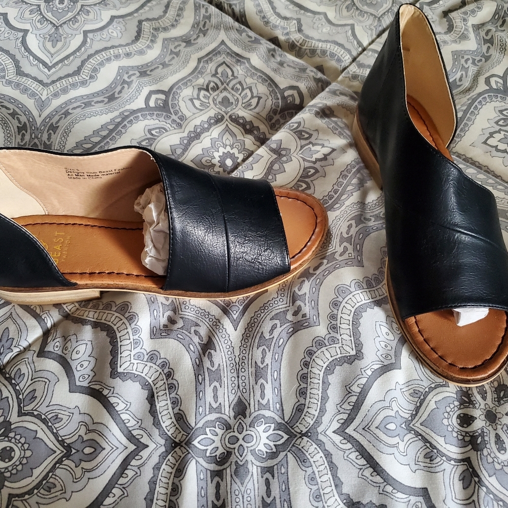 Trendy Beast cutout flats